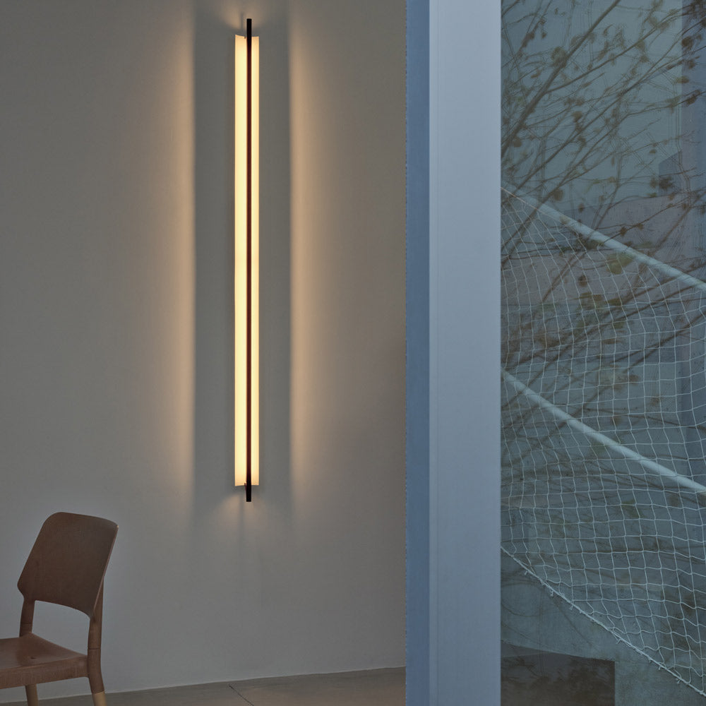 Lámina 165 LED Wall Light in living room.