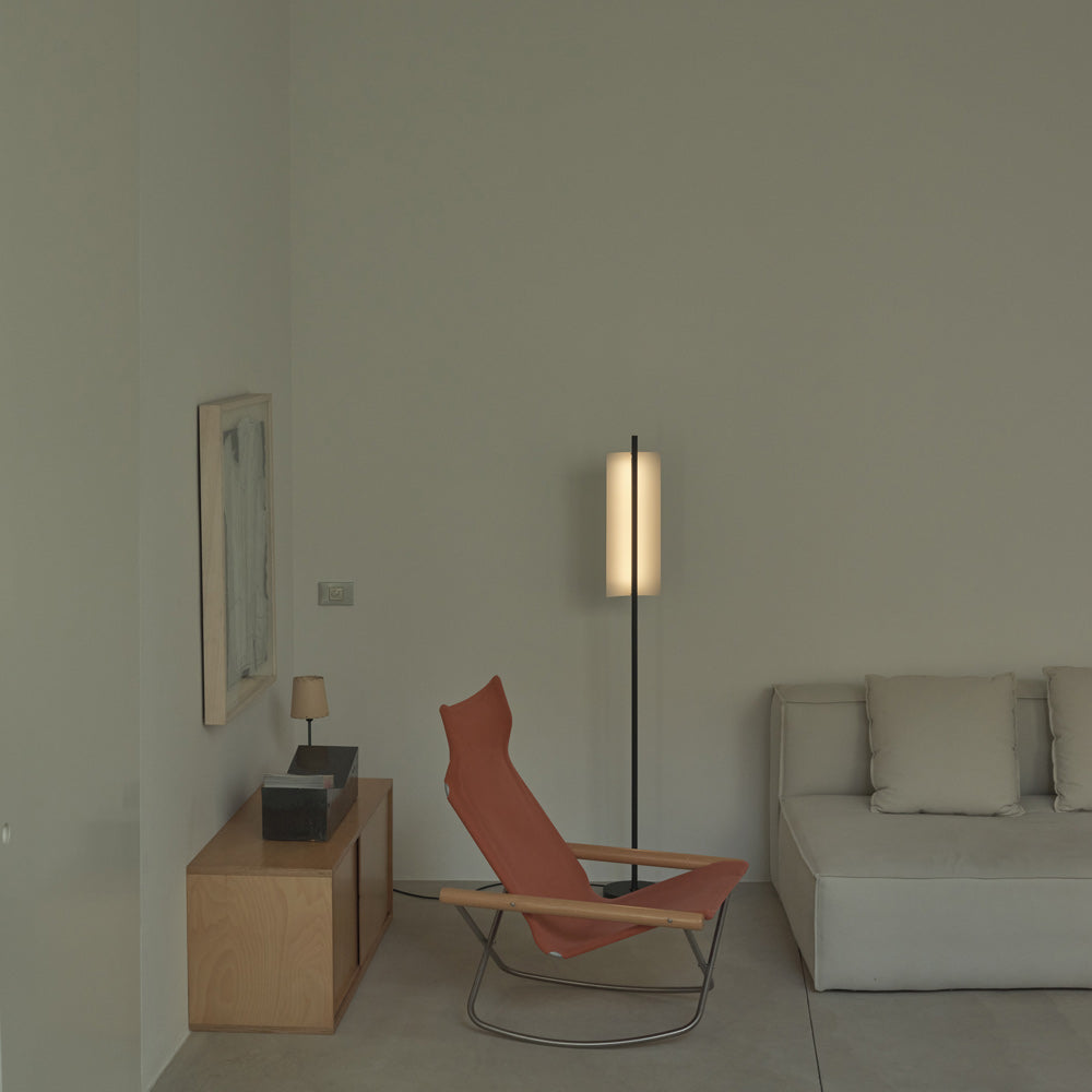 Lámina 45 LED Floor Lamp in living room.