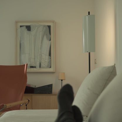 Lámina 45 LED Floor Lamp in living room.