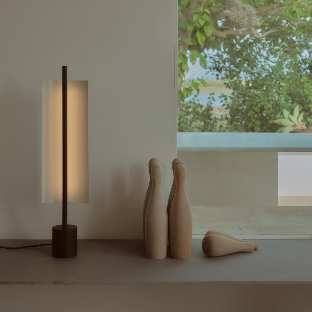 Lámina 45 LED Table Lamp in living room.