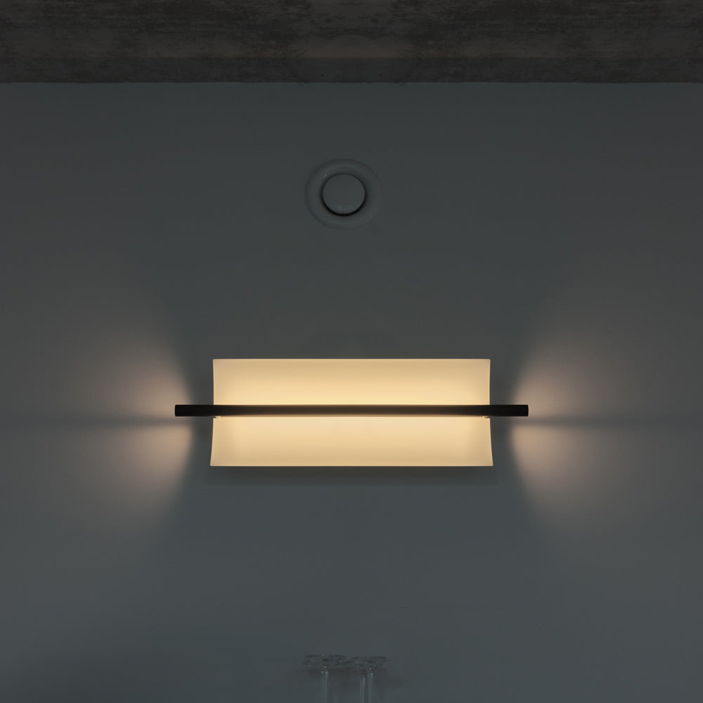 Lámina 45 LED Wall Light in Detail.