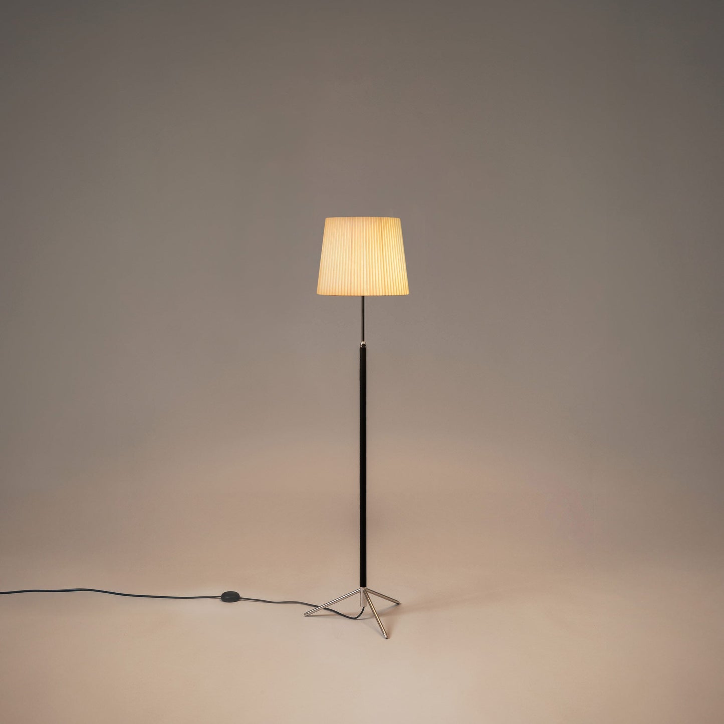 Pie de Salón Floor Lamp in Detail.