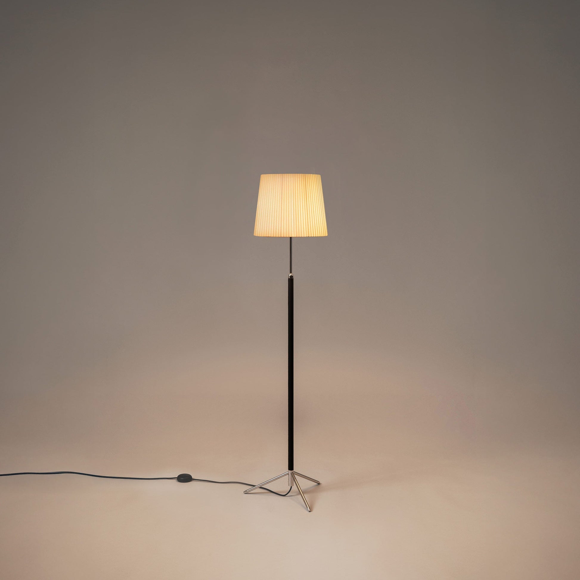 Pie de Salón Floor Lamp in Detail.