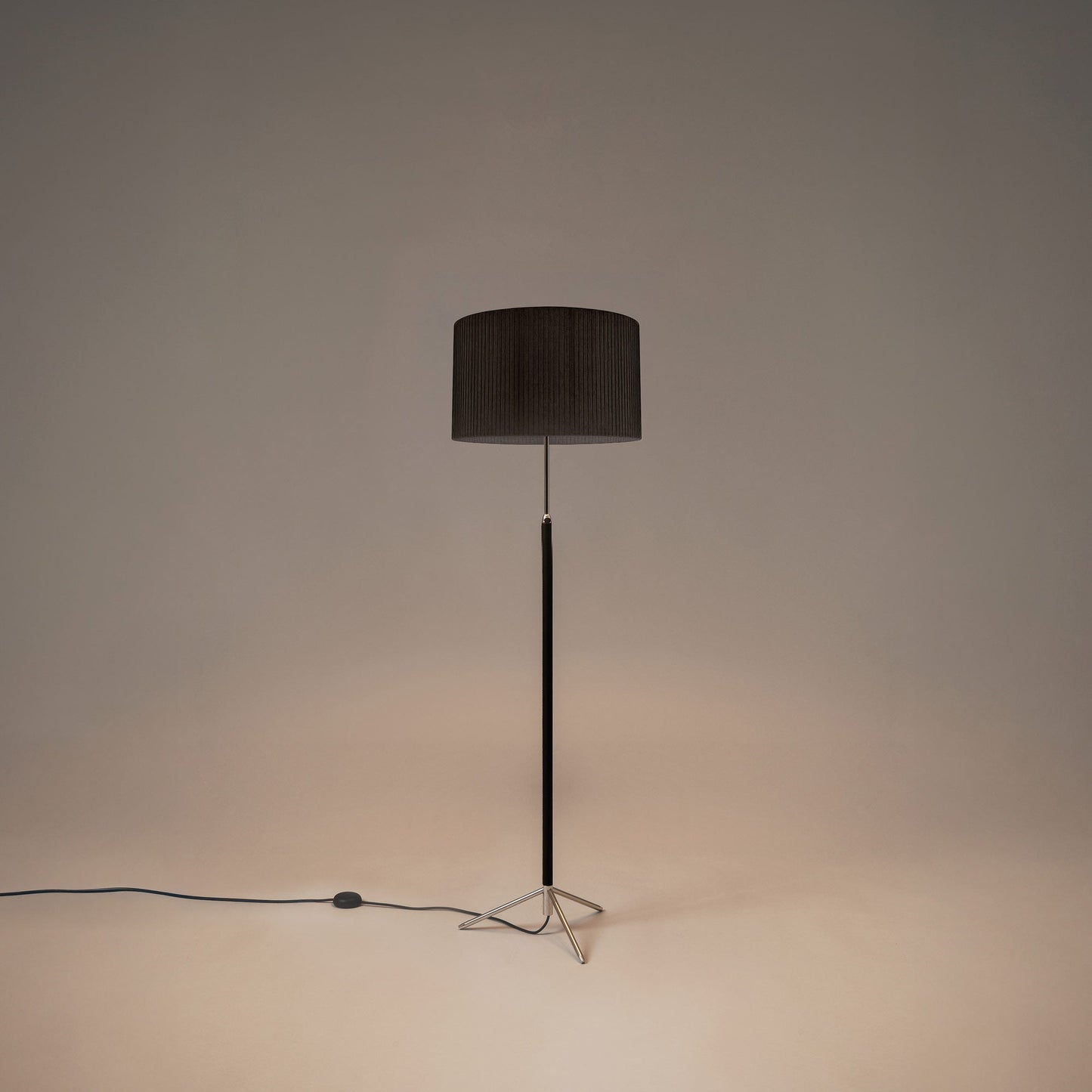 Pie de Salón Floor Lamp in Detail.