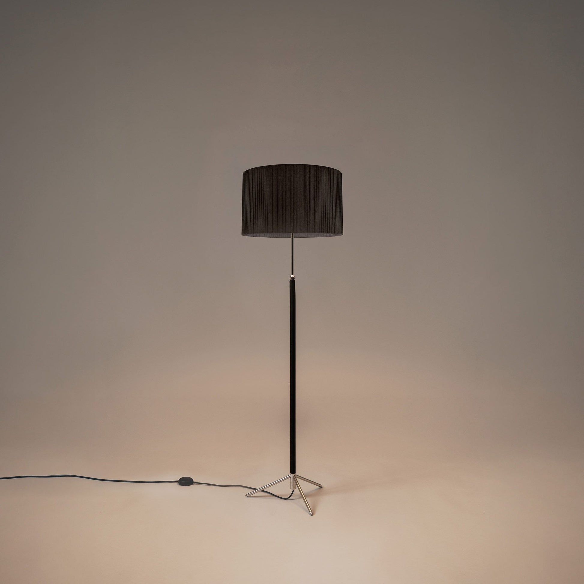 Pie de Salón Floor Lamp in Detail.