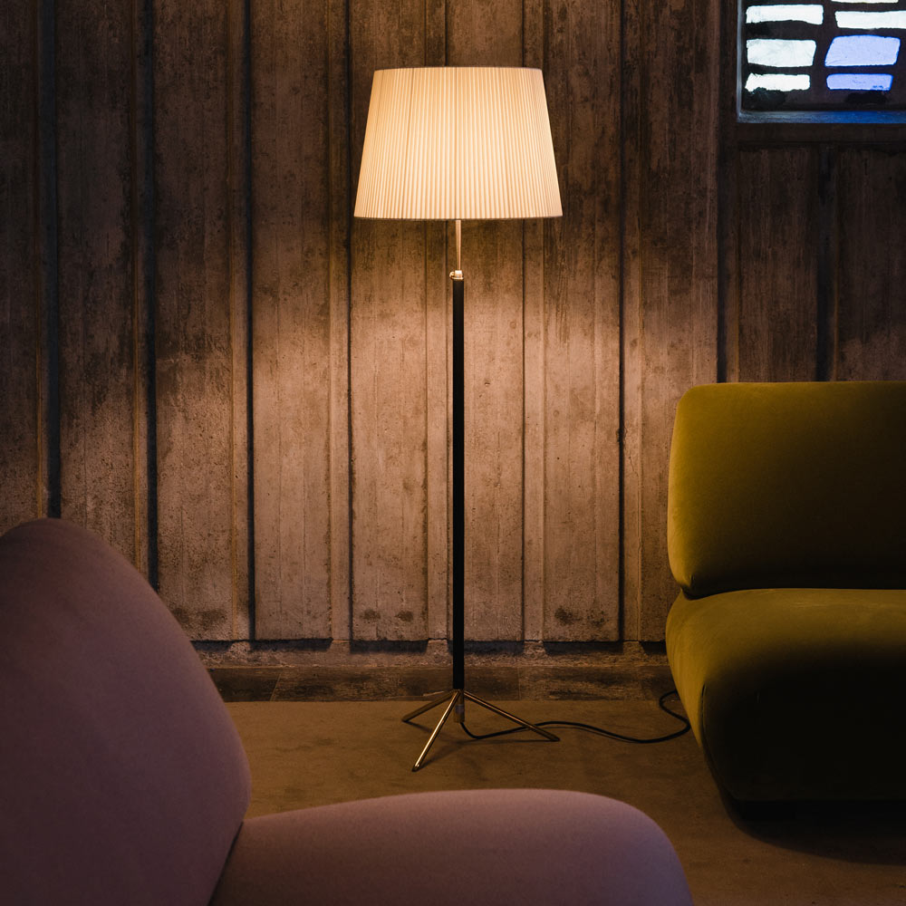 Pie de Salón Floor Lamp in living room.