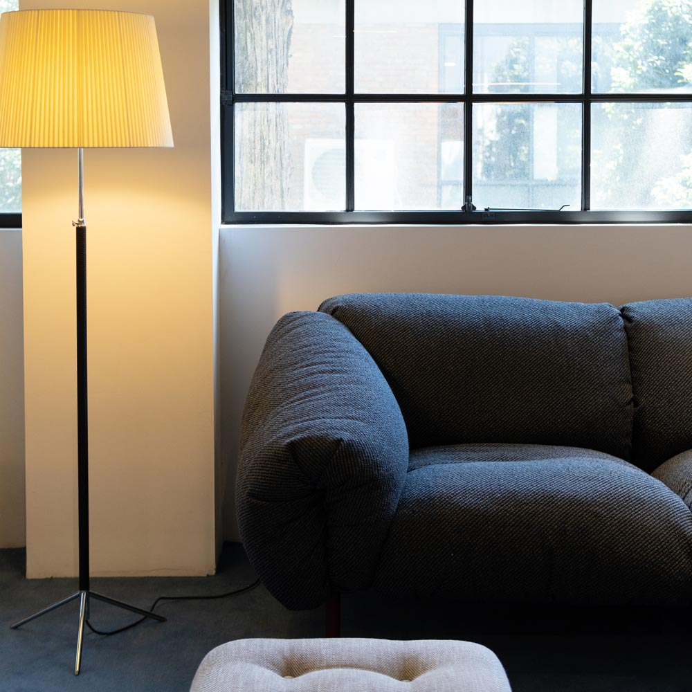 Pie de Salón Floor Lamp in living room.