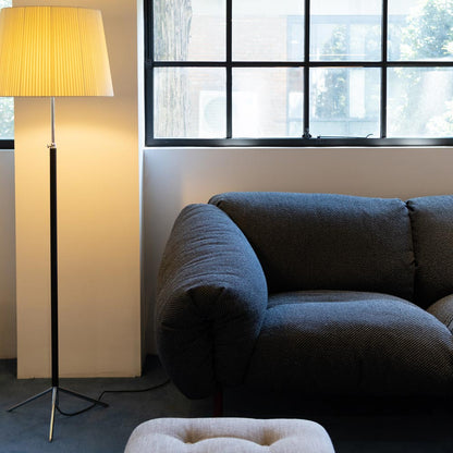 Pie de Salón Floor Lamp in living room.