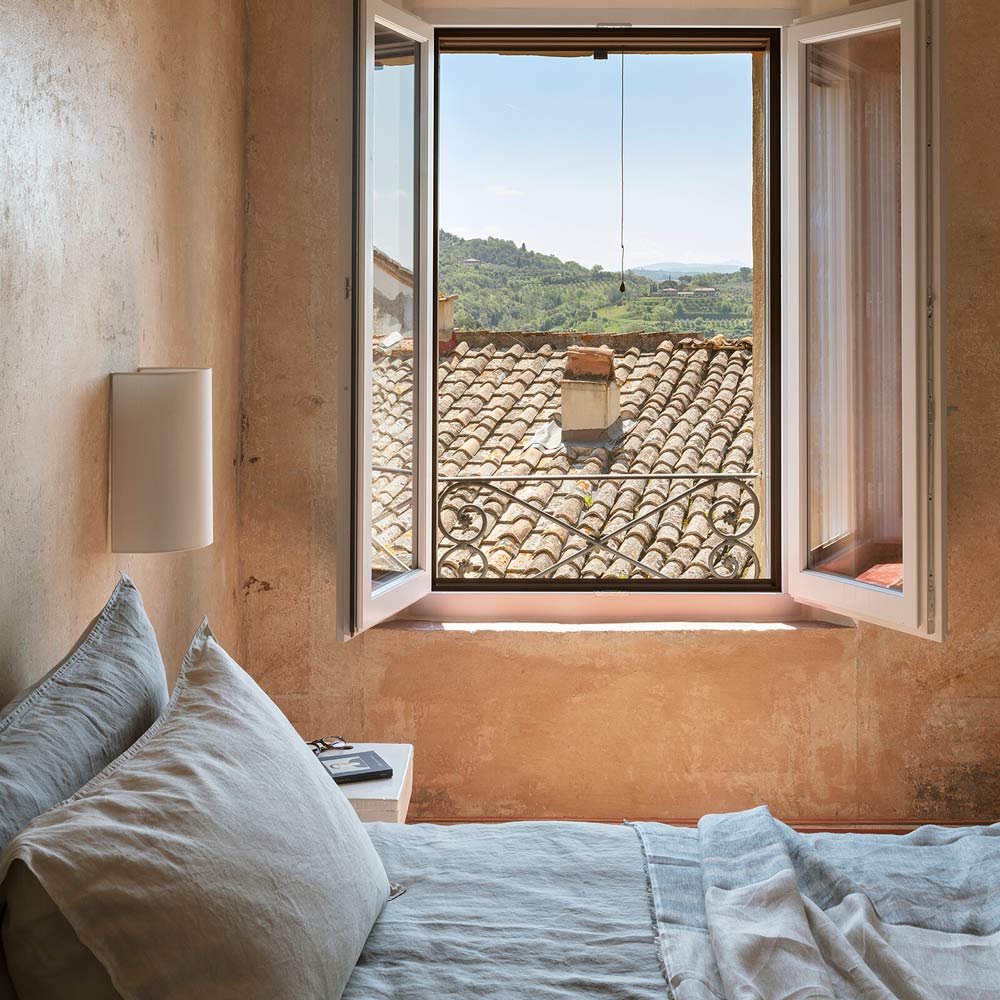 Singular Wall Light in bedroom.