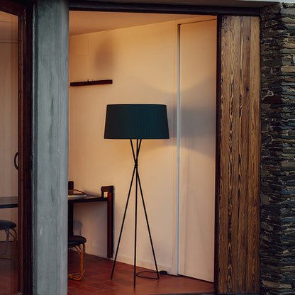 Trípode Floor Lamp in Detail.