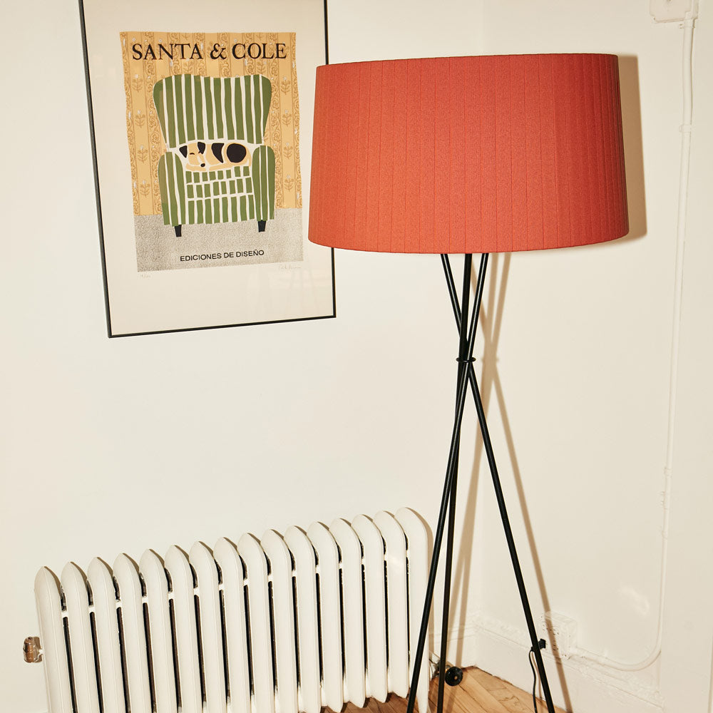 Trípode Floor Lamp in Detail.