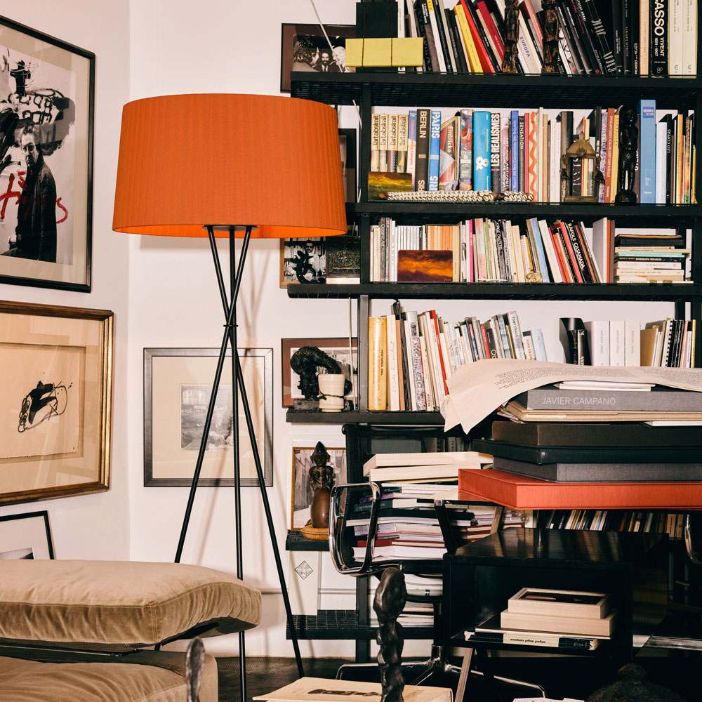 Trípode Floor Lamp in Detail.
