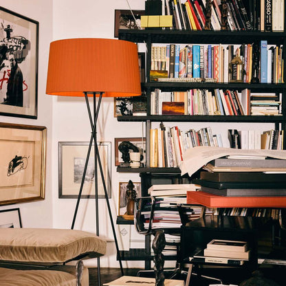 Trípode Floor Lamp in Detail.