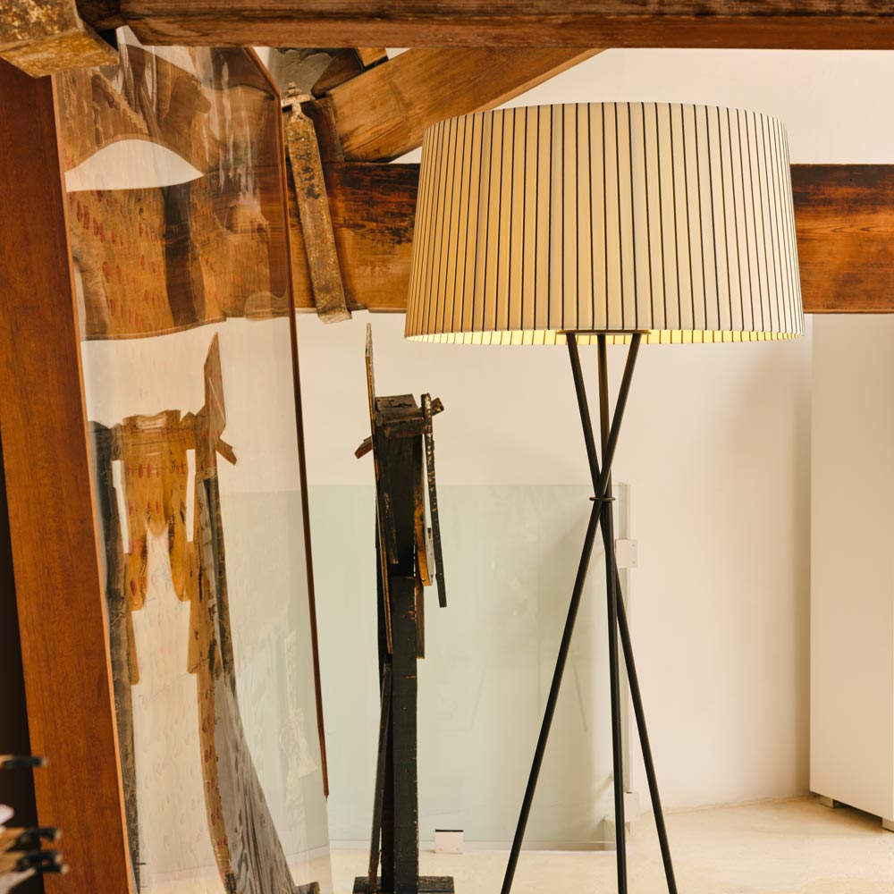 Trípode Floor Lamp in Detail.