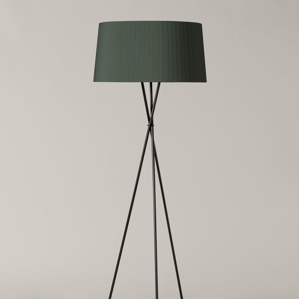 Trípode Floor Lamp in Detail.