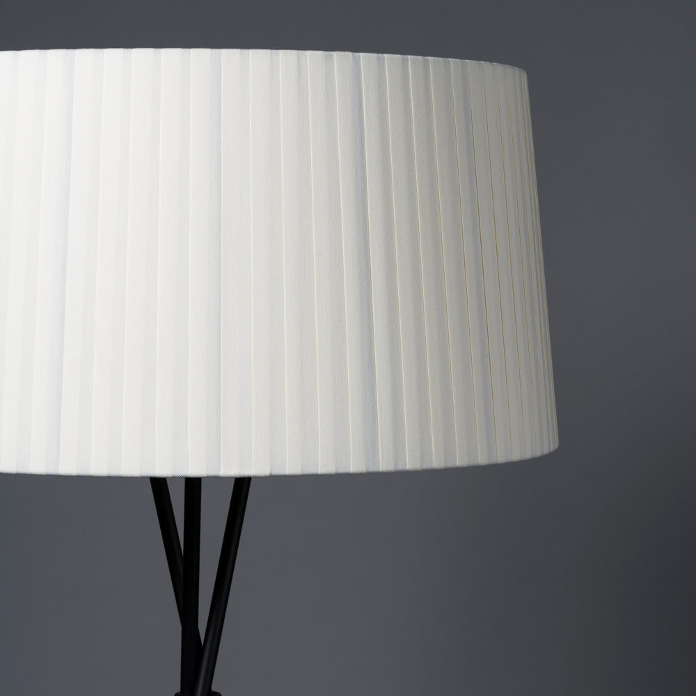 Trípode Floor Lamp in Detail.