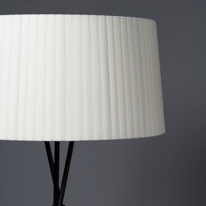 Trípode Floor Lamp in Detail.