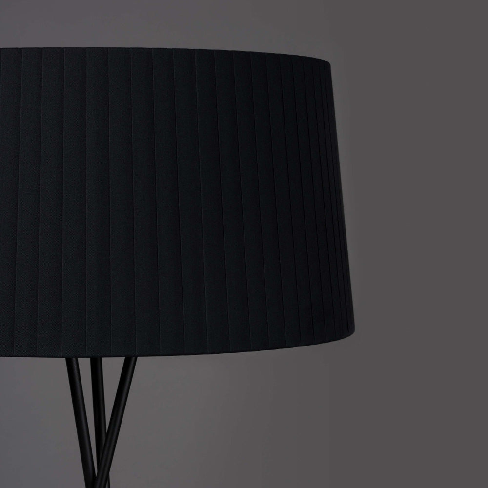 Trípode Floor Lamp in Detail.