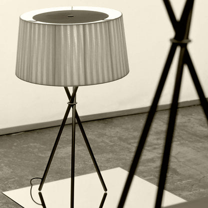 Trípode Table Lamp in Detail.