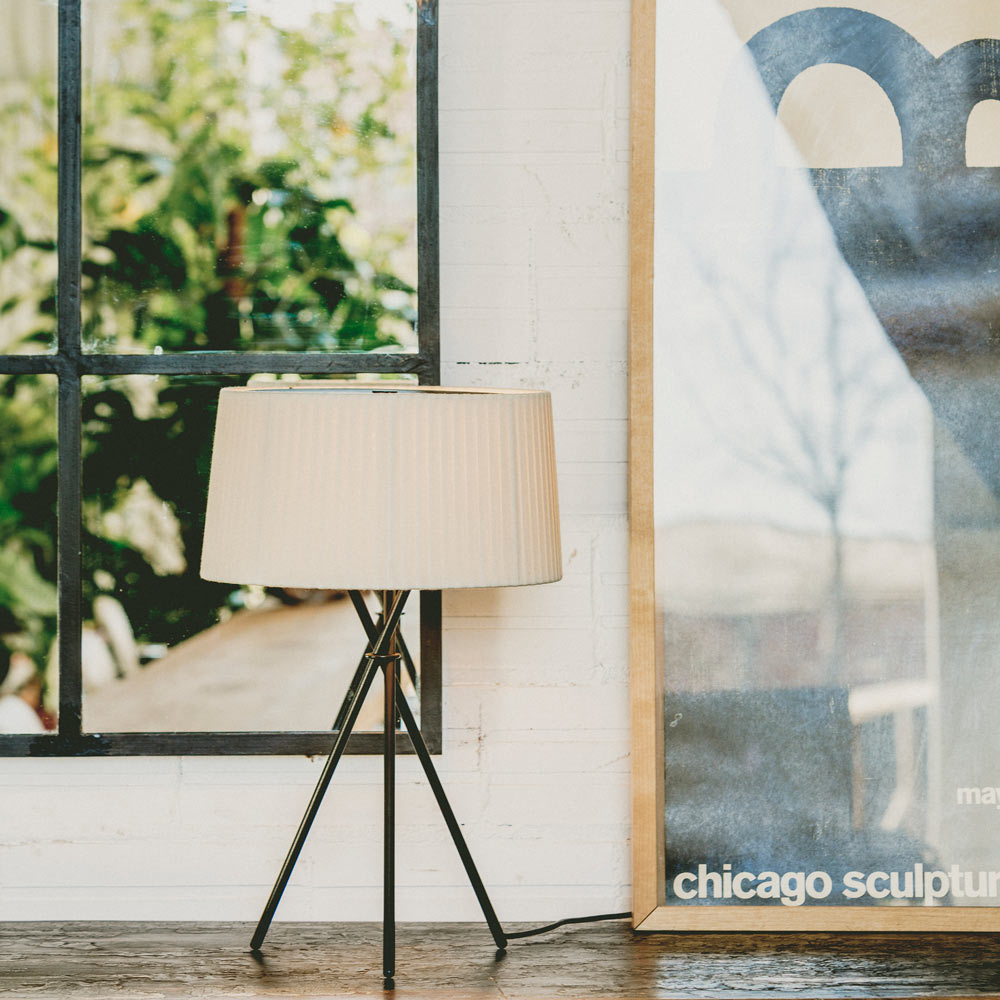 Trípode Table Lamp in Detail.