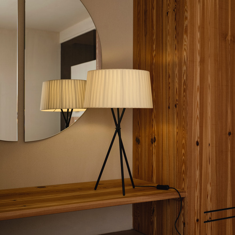 Trípode Table Lamp in Detail.