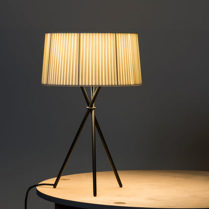 Trípode Table Lamp in Detail.