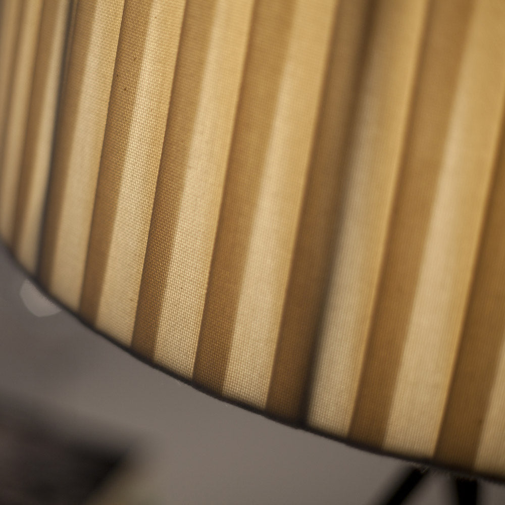 Trípode Table Lamp in Detail.
