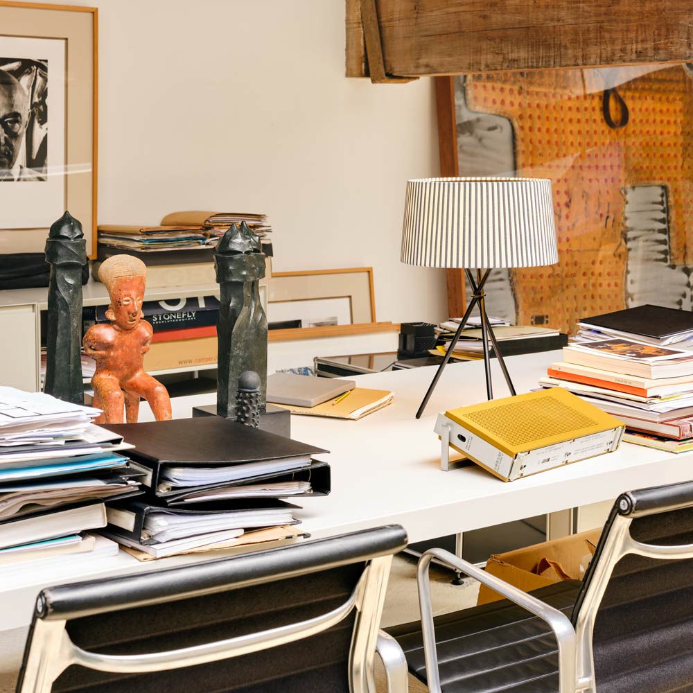 Trípode Table Lamp in working room.