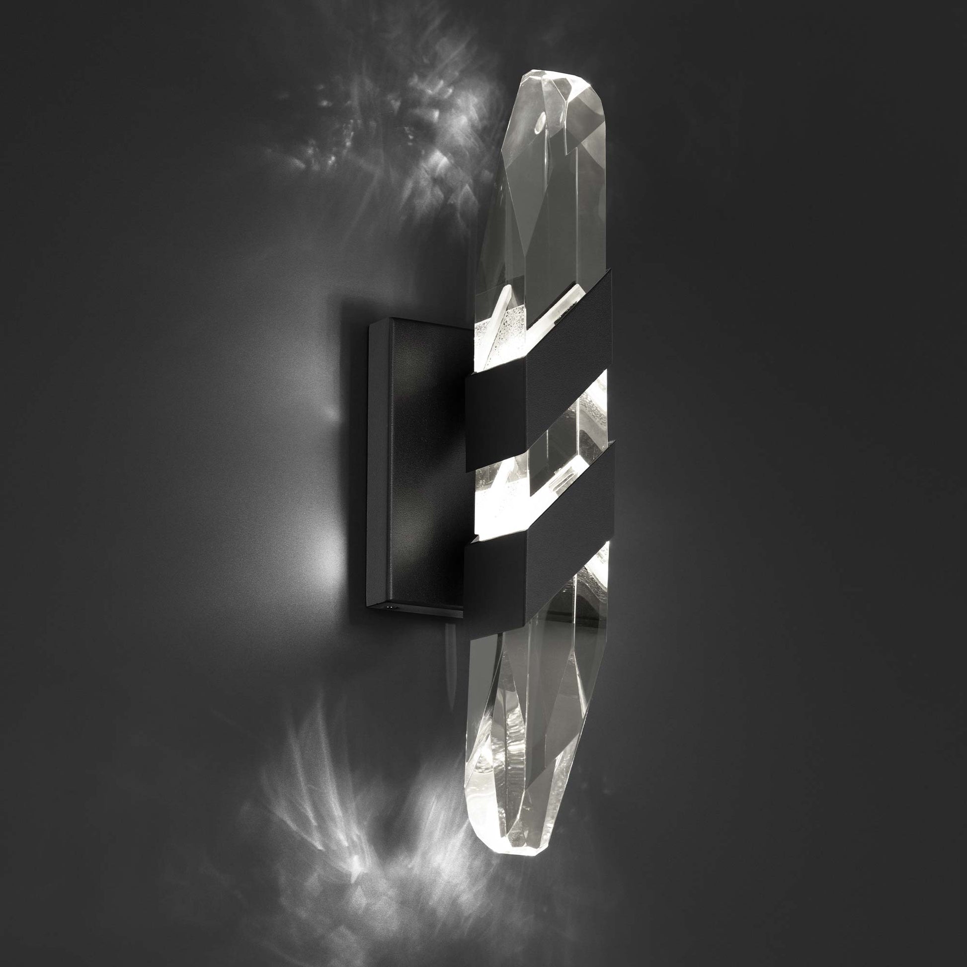 Traverse LED Wall Light in Detail.