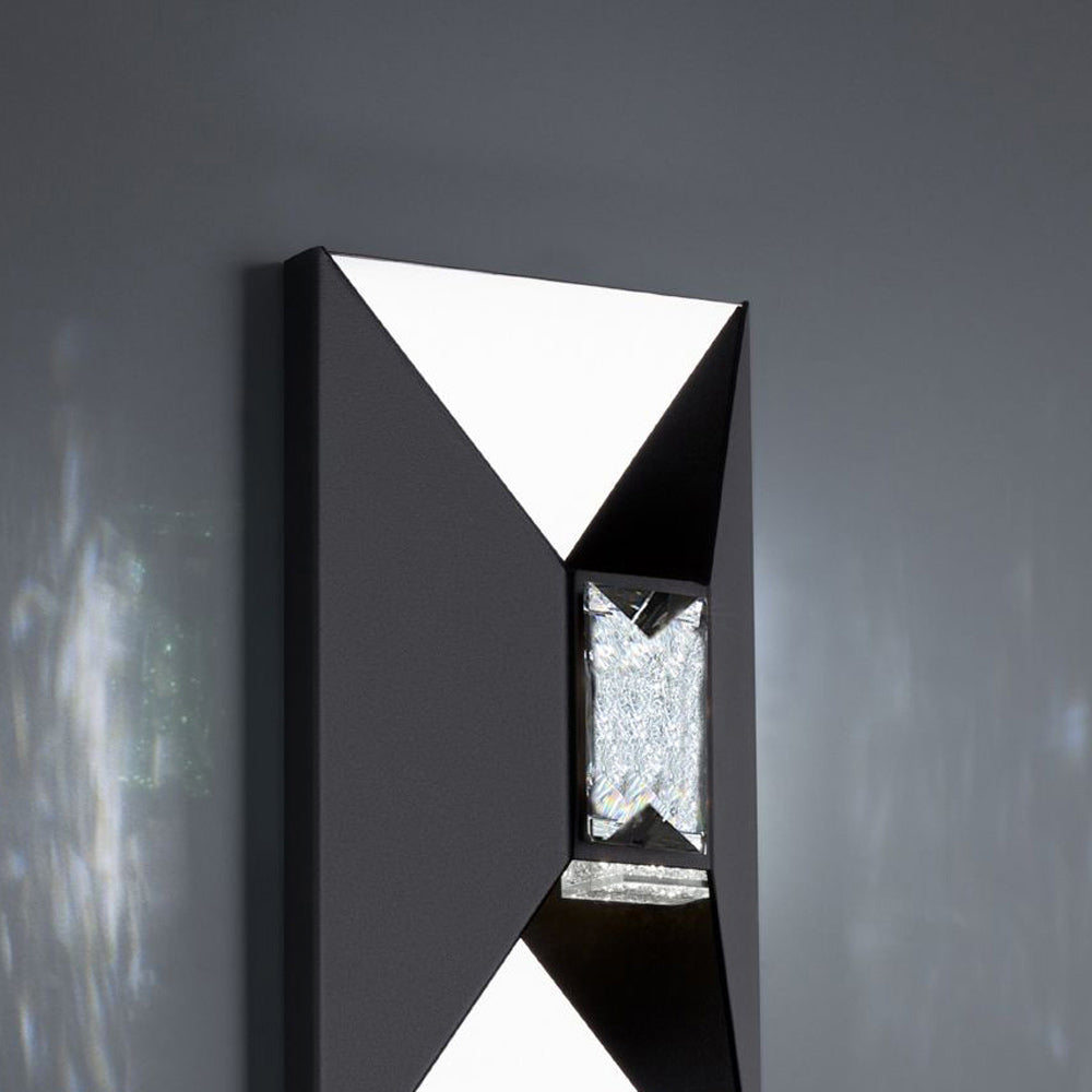 Vida Outdoor LED Wall Light in Detail.