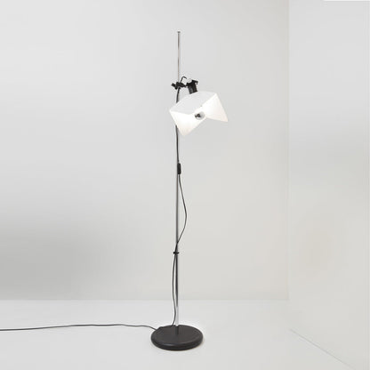 Triedro Floor Lamp in Detail.