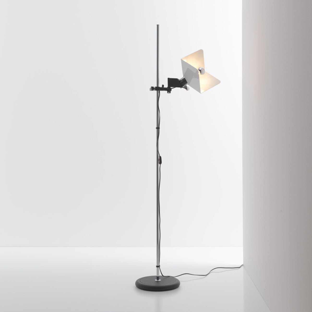 Triedro Floor Lamp in Detail.