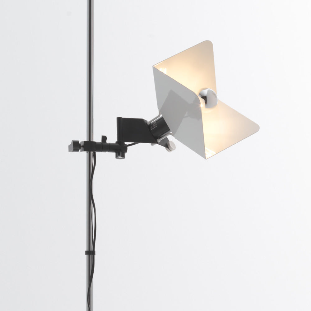 Triedro Floor Lamp in Detail.