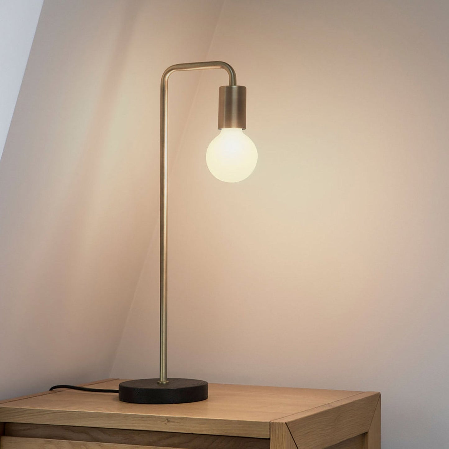 Porcelain II Medium Base G24 Type LED Bulb in Detail.