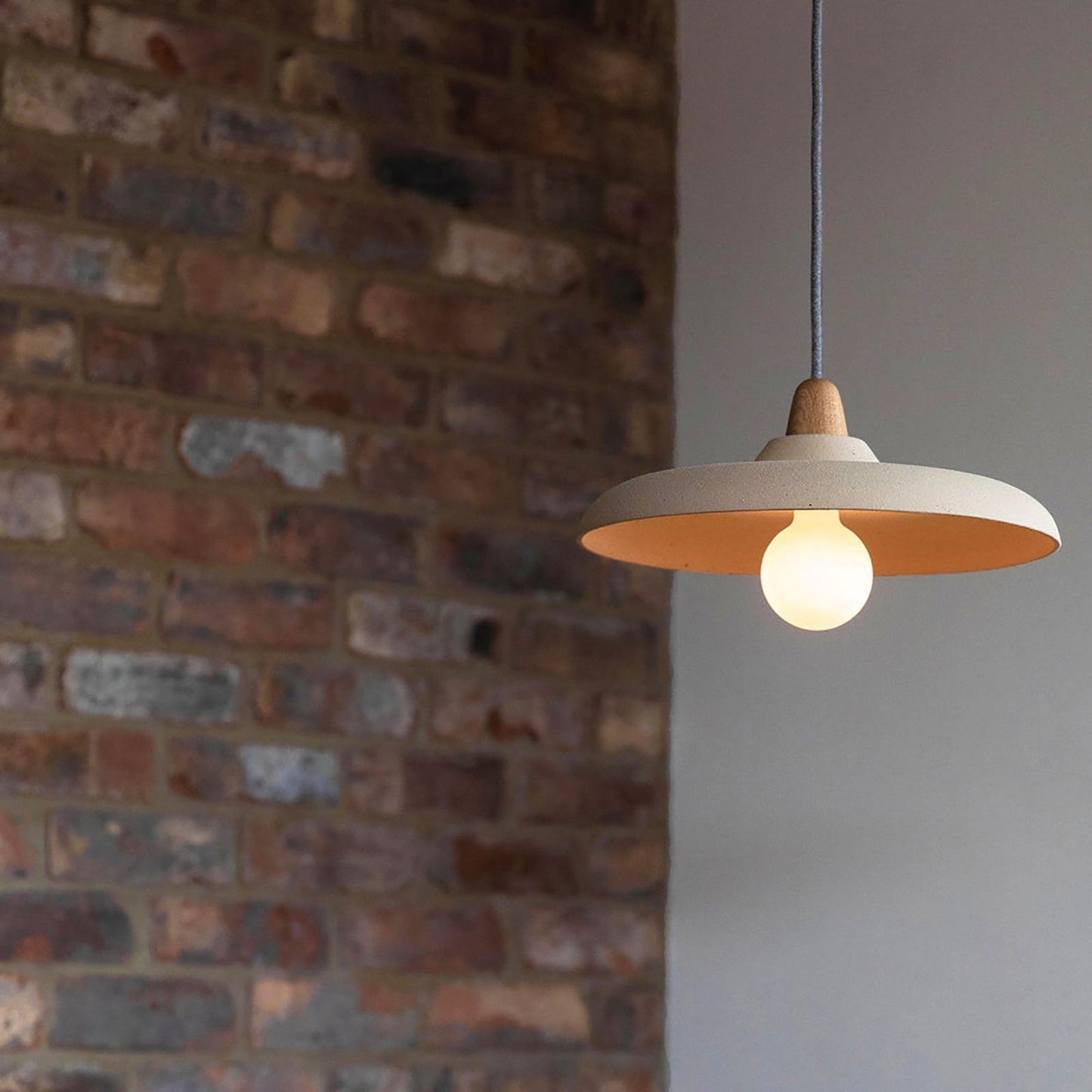 Porcelain II Medium Base G24 Type LED Bulb in Detail.