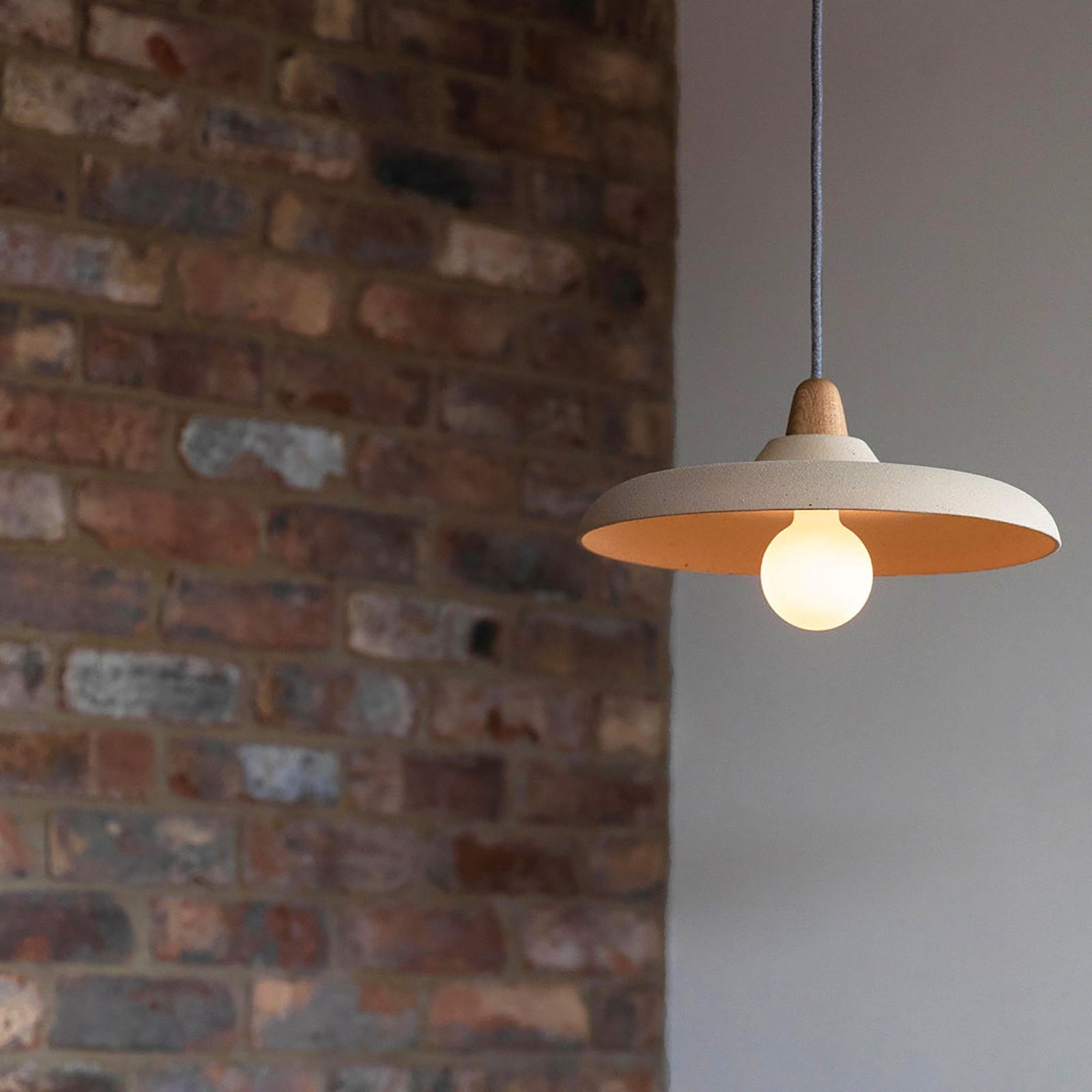 Porcelain II Medium Base G24 Type LED Bulb in Detail.