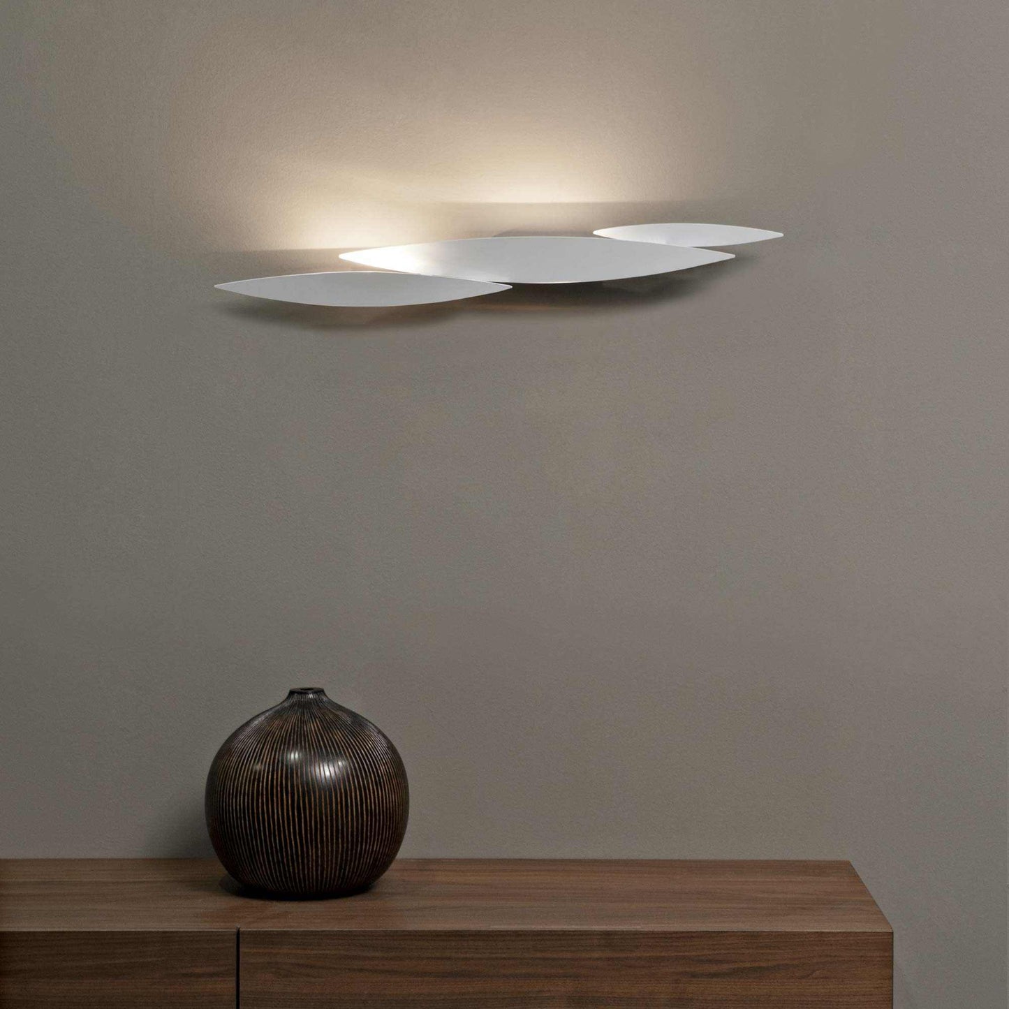 I Lucci Argentati LED Wall Light in living room.