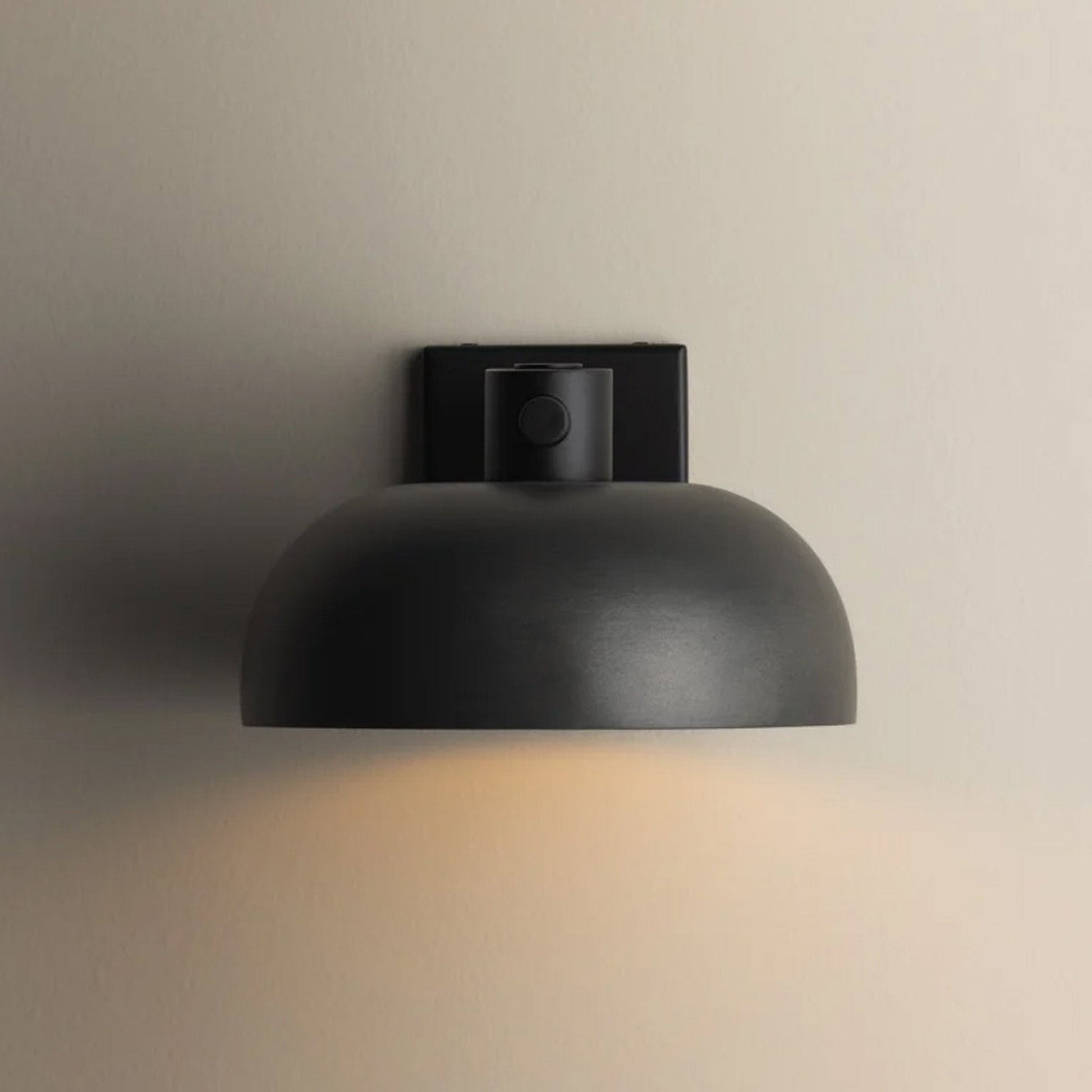 Gomez Wall Light in Detail.