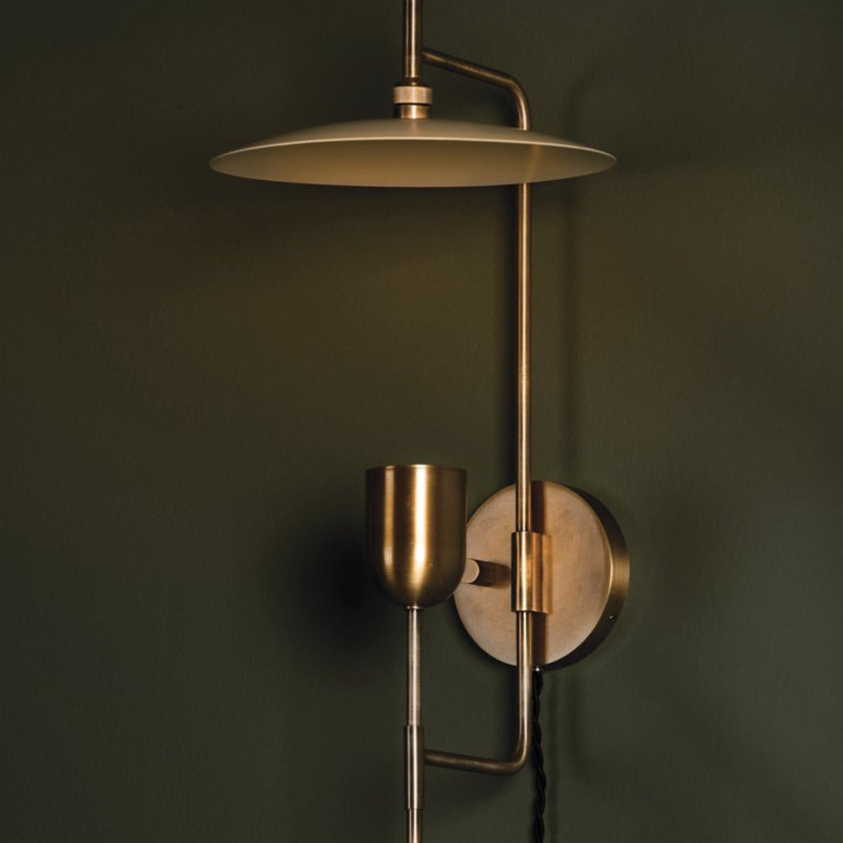 Manti Plug-in Wall Light in Detail.