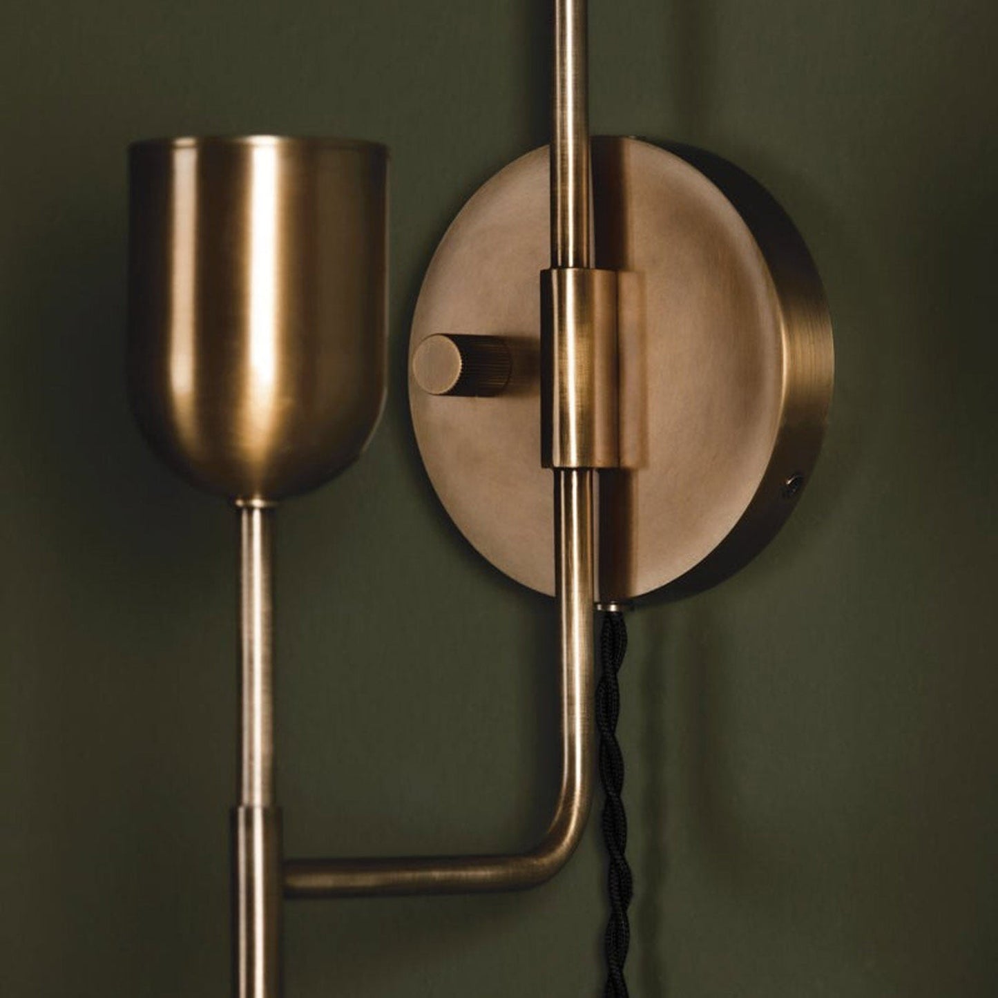 Manti Plug-in Wall Light in Detail.