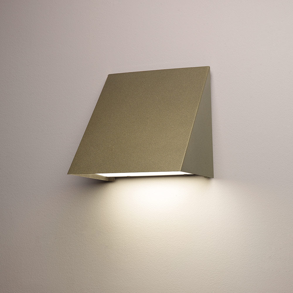 Fortis 1839 Outdoor LED Wall Light in Detail.