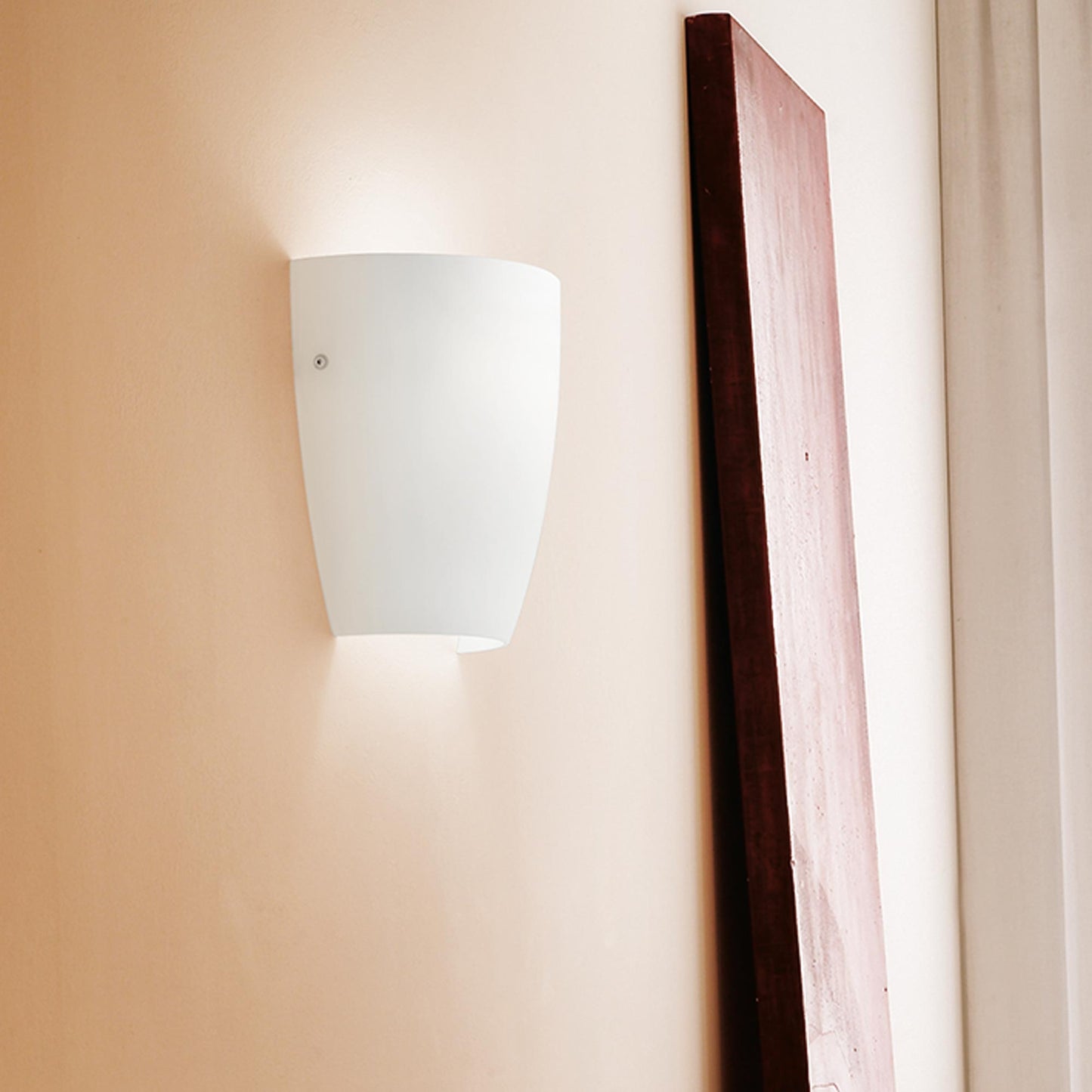 Dafne Wall Light in living room.