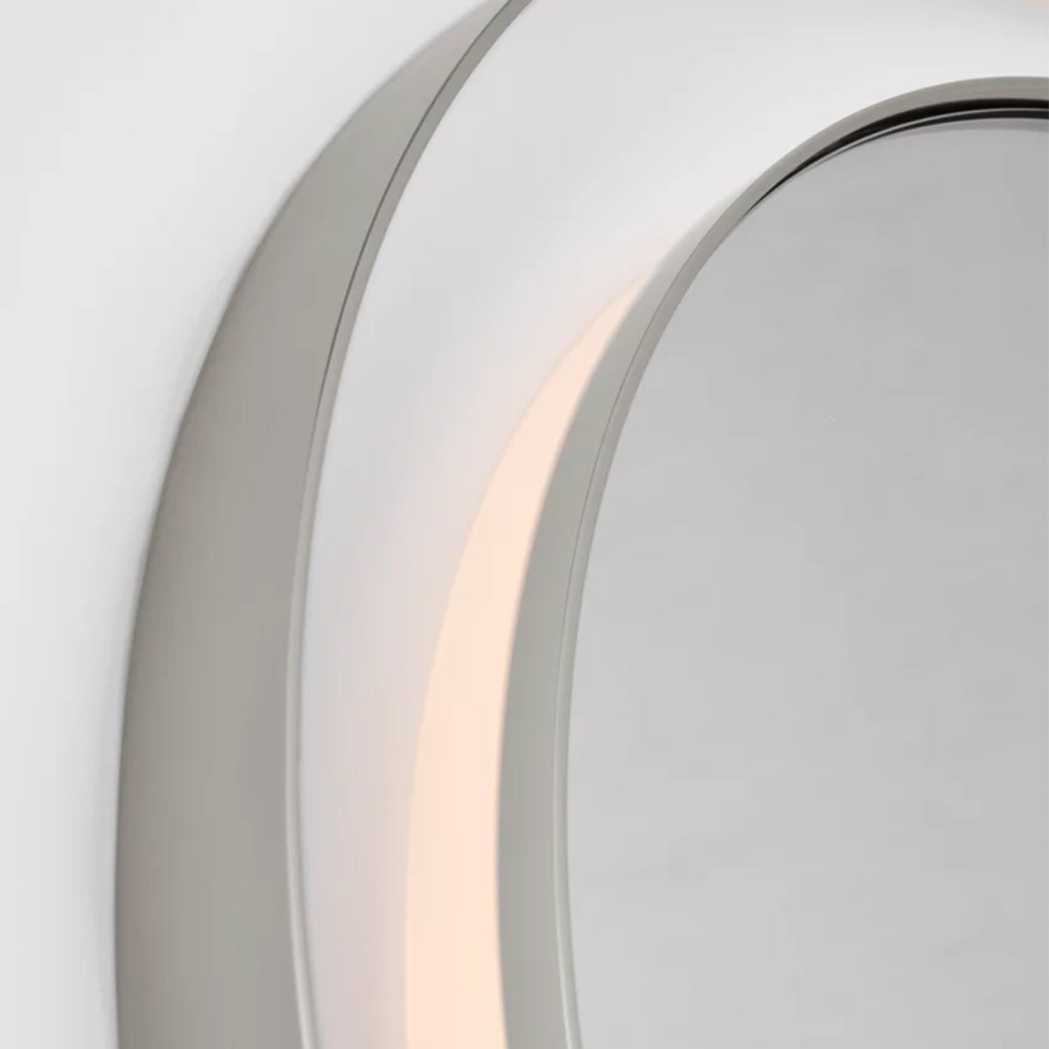 Chopin Round LED Wall Mirror in Detail.