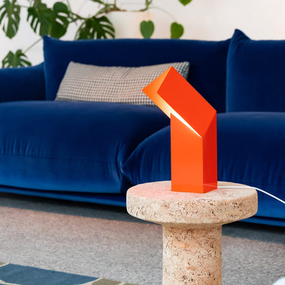 Lineair LED Table Lamp in living room.