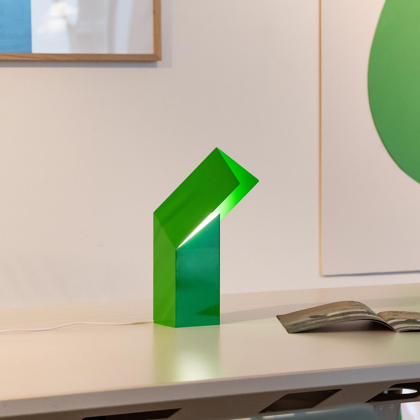 Lineair LED Table Lamp in living room.