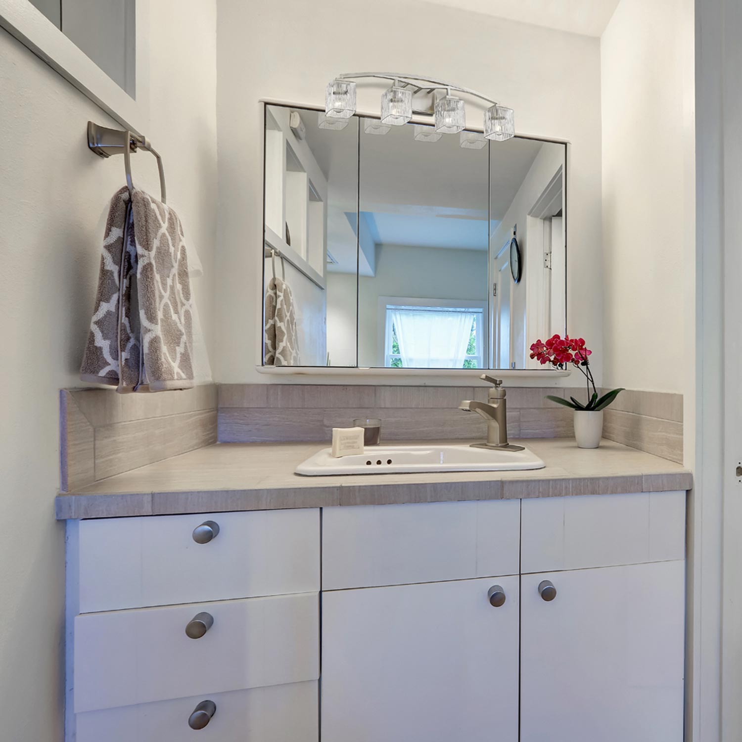 Zaid Bath Vanity Light in bathroom.