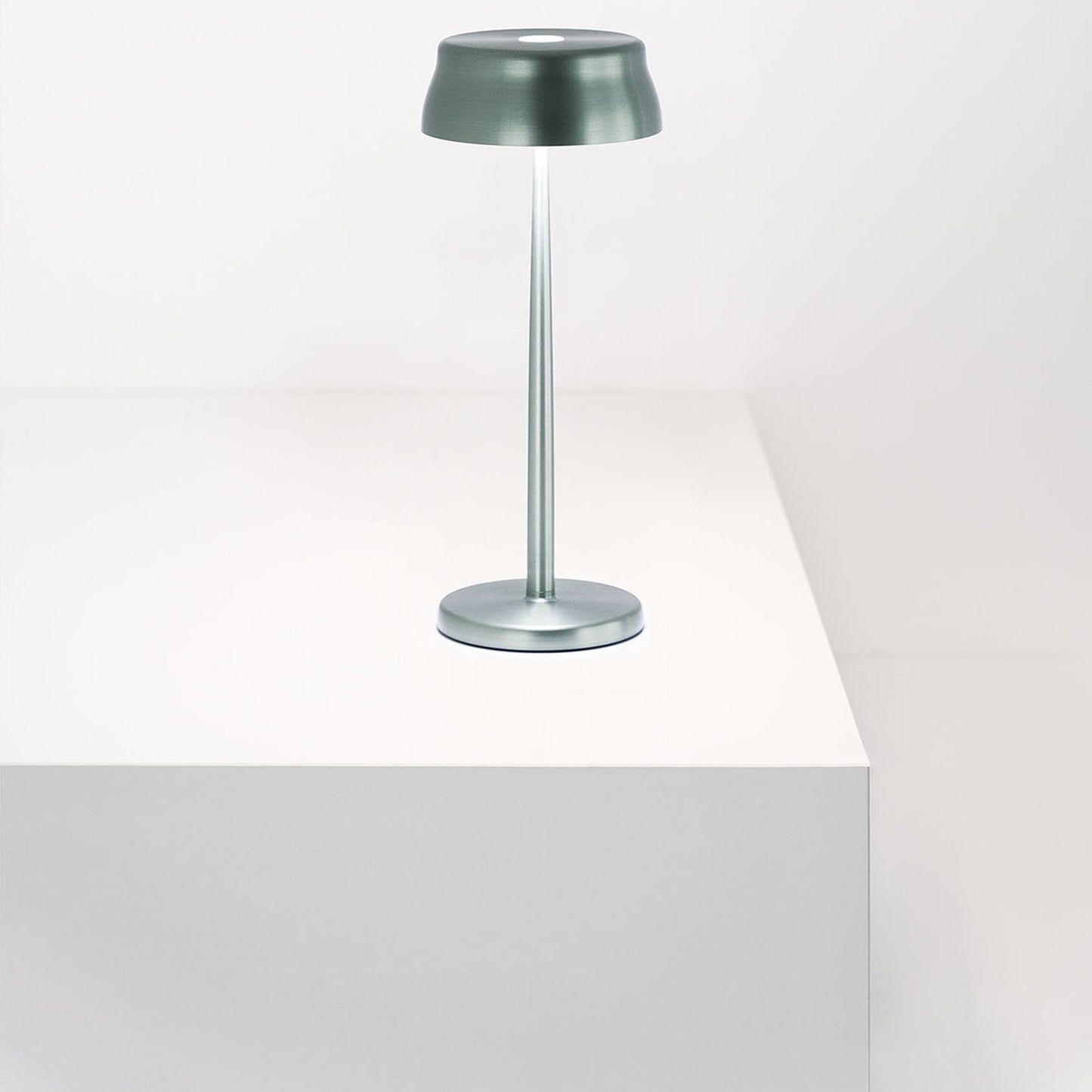 Sister Light Wi-Fi Outdoor Rechargeable LED Table Lamp in Detail.