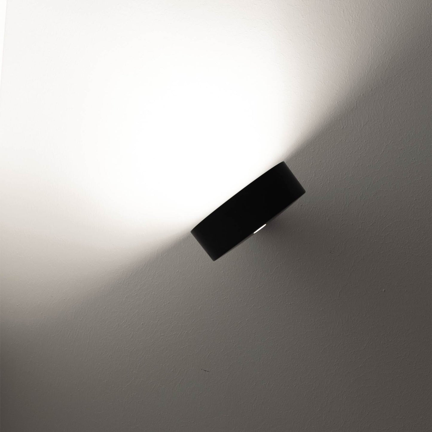 Super O Outdoor Rechargeable LED Wall Light in Detail.