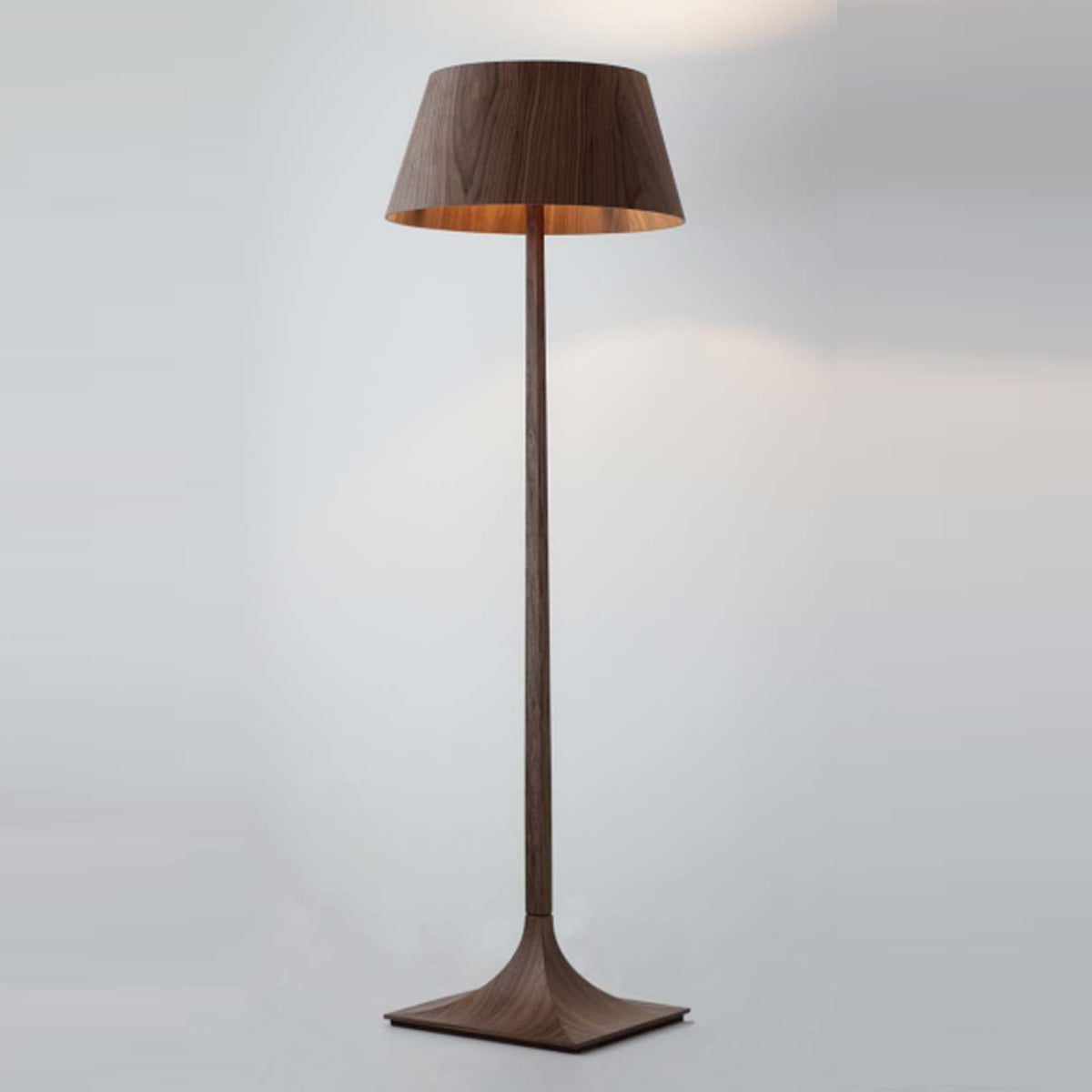 Nostalgia Floor Lamp in Detail.