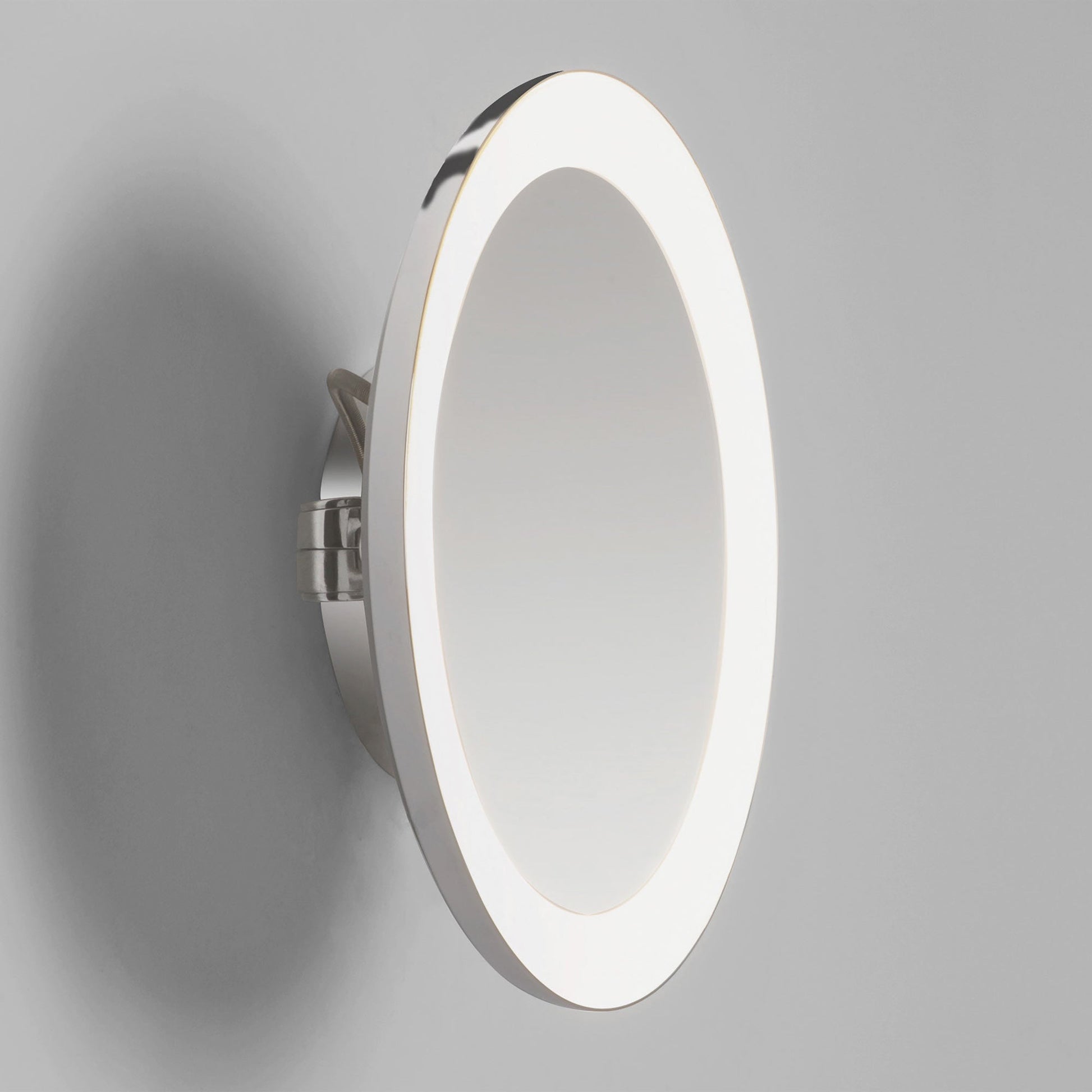 Mascali Round LED Magnifying Mirror in Detail.